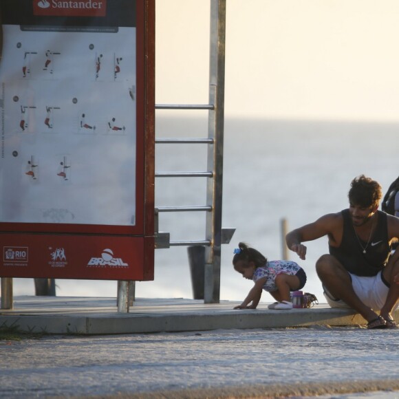 Marido de Deborah Secco, Hugo Moura ajuda a bebê a se levantar