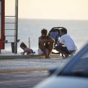 Marido de Deborah Secco, Hugo Moura observa a filha em tarde na praia