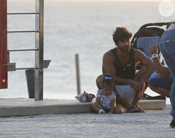 Hugo Moura vai a praia com a filha, Maria Flor