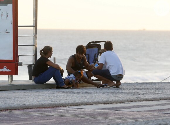 Hugo Moura levou a filha, Maria Flor, para tarde na Praia da Barra