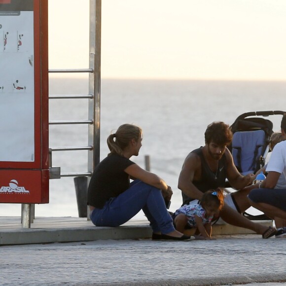 Hugo Moura levou a filha, Maria Flor, para tarde na Praia da Barra