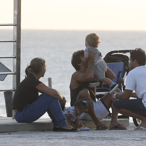 Marido de Deborah Secco, Hugo Moura brinca com filho de casal amigo