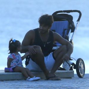 Marido de Deborah Secco, Hugo Moura rouba a cena na praia com Maria Flor nesta terça-feira, dia 04 de abril de 2017