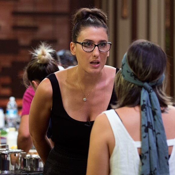 'Acho que não, tem outros também. Fique a vontade. Vem me dar na cara quando quiser. Só lembra que é crime!', avisou Paola Carosella ao internauta