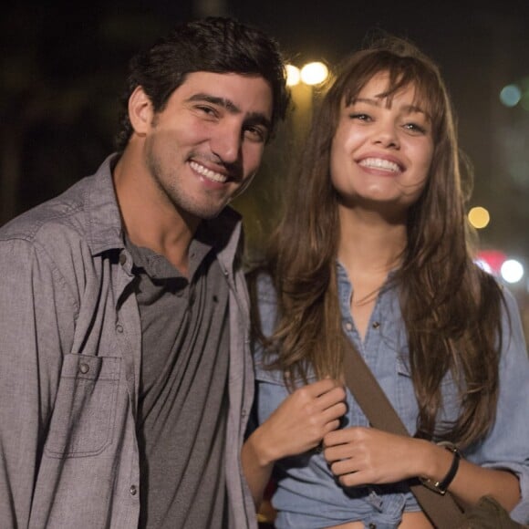 Alice (Sophie Charlotte) e Renato (Renato Góes) são o casal protagonista da supersérie 'Os Dias Eram Assim'