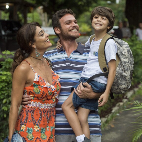 Bibi (Juliana Paes) é despejada da casa onde vive com o marido e o filho por falta de pagamento, na novela 'A Força do Querer'