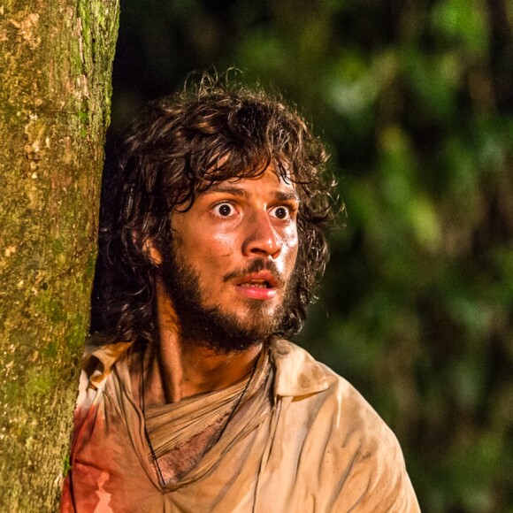 Joaquim (Chay Suede) vê Dom Pedro (Caio Castro) sendo perseguido e o salva de ser assassinado, na novela 'Novo Mundo'