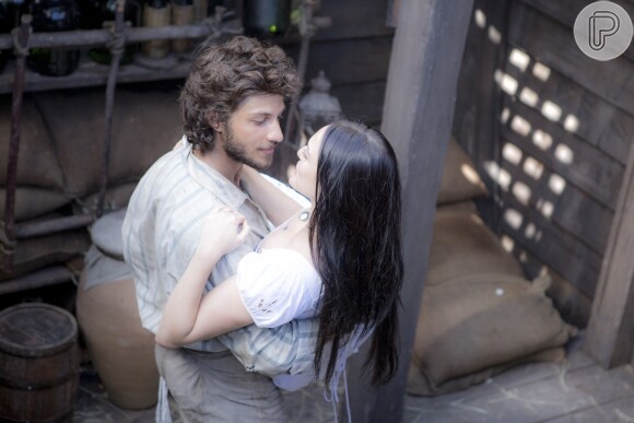 No palácio, Joaquim (Chay Suede) reencontra Anna (Isabelle Drummond), na novela 'Novo Mundo'