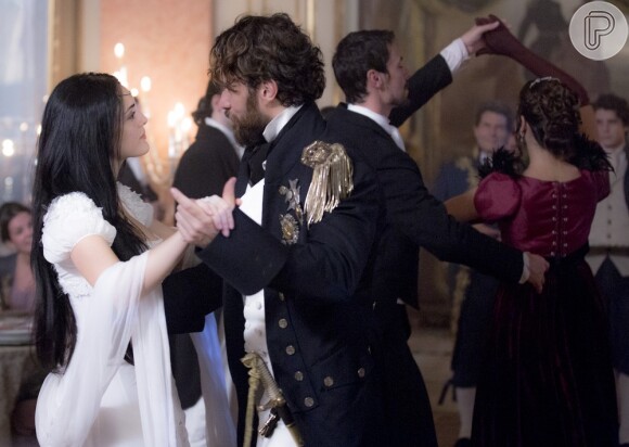 Anna (Isabelle Drummond) está noiva de Thomas (Gabriel Braga Nunes) quando encontra Joaquim (Chay Suede), na novela 'Novo Mundo'