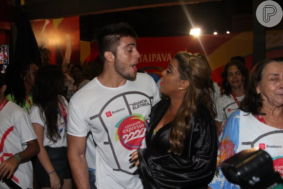 Preta Gil beija o noivo, Rodrigo Godoy, no Carnaval de Salvador e deixa ele marcado com o seu batom 'discreto'
