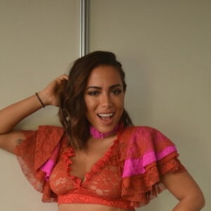 Anitta brinca sobre ajuda de Mayra Cardi: 'Ela falou que tá aqui para me ajudar a não comer até entupir a garganta'