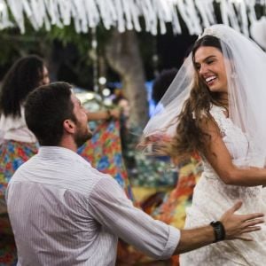 Grávida, Ritinha (Isis Valverde) se casa com Zeca (Marco Pigossi), na novela 'A Força do Querer', em 15 de abril de 2017