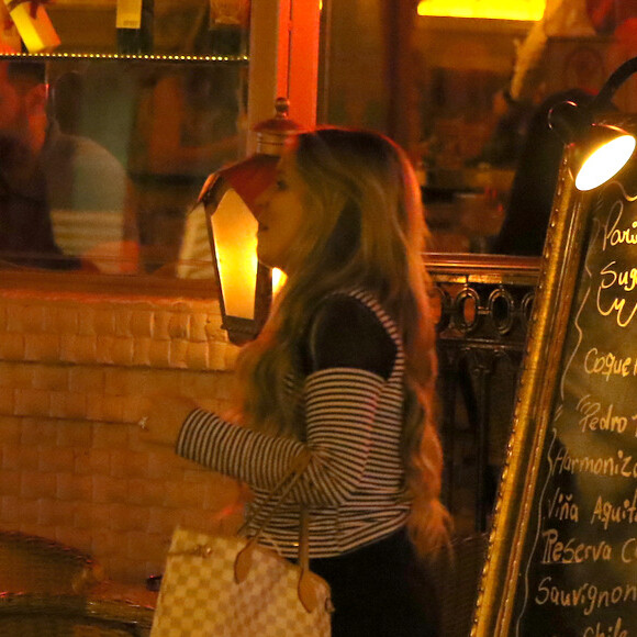 Larissa Manoela apostou na combinação short e bota para comemorar o aniversário da ex-vizinha Sheila Soares, na noite desta quarta-feira, 5 de abril de 2017