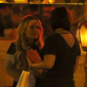 Larissa Manoela se encontrou com a ex-vizinha Sheila Soares para comemorar o aniversário dela