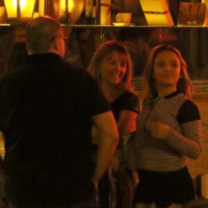 Larissa Manoela apostou na combinação short e botas para aniversário de amiga, no restaurante Paris 6, na noite desta quarta-feira, 5 de abril de 2017