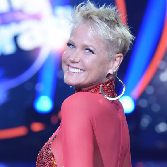 Xuxa puxou a orelha de uma produtora por assistir ao 'BBB17' na estreia de seu novo programa, 'Dancing Brasil'