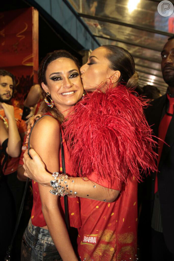 Sabrina Sato dá beijão em Thaila Ayla em encontro de musas no camorate de São Paulo na madrugada deste domingo, 2 de março de 2014