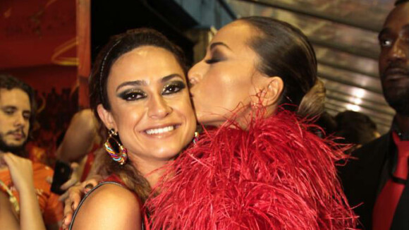 Sabrina Sato dá beijão em Thaila Ayala em camarote e atriz elogia: 'Deusa'