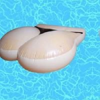 Kim Kardashian lança boia inflável inspirada no seu bumbum e coloca à venda