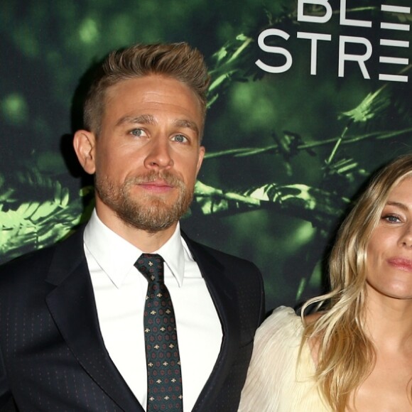 Sorridente, Brad Pitt posou para a fotos e cumprimentou os colegas do elenco como Charlie Hunnam, Sienna Miller e Robert Pattinson, ex-namorado de Kristen Stewart