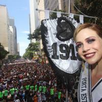 Antes de desfilar pela Mangueira, Leandra Leal pula carnaval em blocos de rua