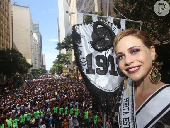 Leandra Leal desfilou como porta-estandarte do Bola Preta no sábado, 1º de março de 2014