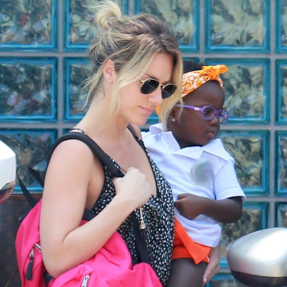 'Muito obrigada. Isso é muito importante para a minha filha e para tantas outras crianças', agradeceu Giovanna Ewbank ao mostrar todas as bonecas negras que sua filha já havia recebido de presente, na tarde desta quinta-feira, 6 de abril de 2017