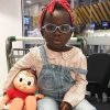 A boneca que Títi ganhou de presente usava óculos e bandas coloridas, suas marcas registradas