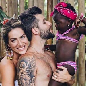 Giovanna Ewbank conta que a relação com a mãe de Bruno Gagliasso, com quem está há oito anos, melhorou após a chegada de Títi