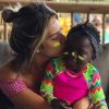 Giovanna Ewbank compartilhou em seus Instagram uma foto sua com Títi, ambas com o rosto pintado, em Noronha