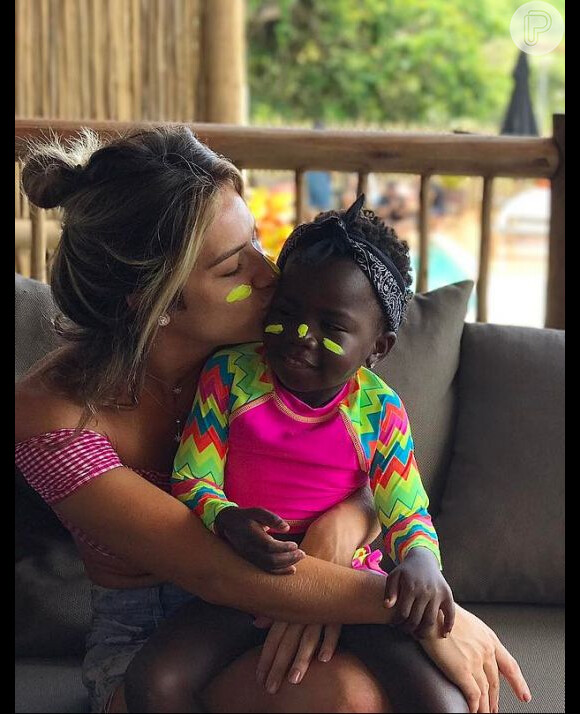 Giovanna Ewbank compartilhou em seus Instagram uma foto sua com Títi, ambas com o rosto pintado, em Noronha