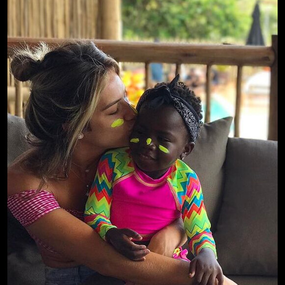 Giovanna Ewbank compartilhou em seus Instagram uma foto sua com Títi, ambas com o rosto pintado, em Noronha