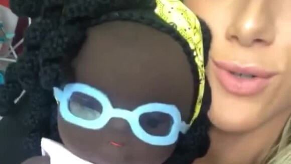 Títi, filha de Giovanna Ewbank, foi presenteada com uma boneca de pano que é a sua cara! A atriz exibiu o presente em seu Instagram Stories na tarde desta quinta-feira, 6 de abril de 2017