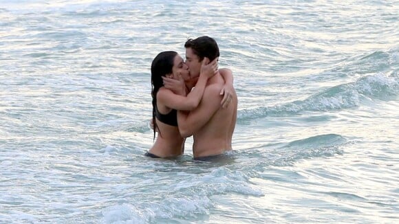 Klebber Toledo e Luisa Arraes trocam beijos ao gravar série em praia. Fotos!
