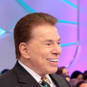 Silvio Santos voltou a pintar o cabelo após aparecer com os fios brancos e ironizar: 'É a tinta do Michel Temer'