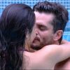 Marcos e Emilly fizeram as pazes após DR e trocaram beijos na piscina no 'BBB17'