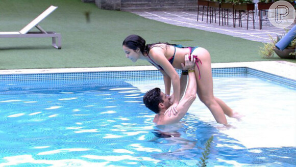 Marcos se divertiu em piscina com Emilly no 'BBB17' após DR na noite anterior