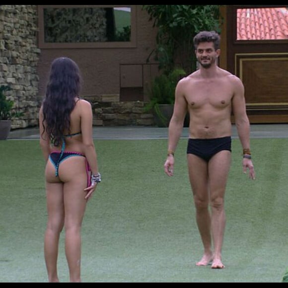 Emilly e Marcos trocaram de roupa e seguiram para piscina no 'BBB17'