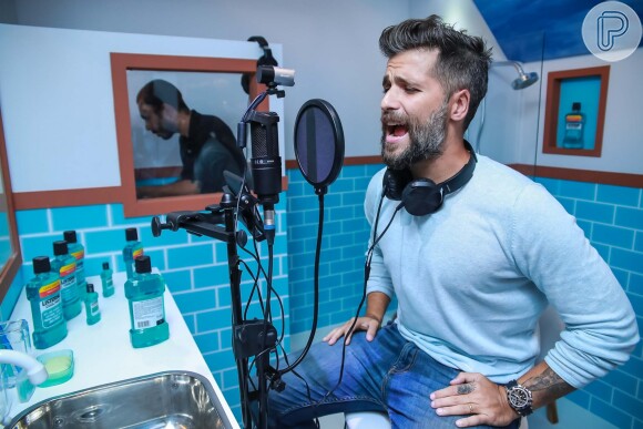 Bruno Gagliasso soltou a voz em uma cabine musical e cantou o hit 'Amor Perfeito'