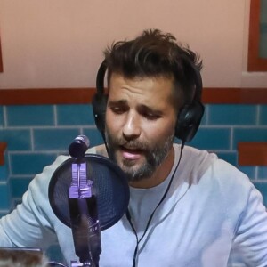 Bruno Gagliasso soltou a voz em cabine musical e causou alvoroço entre fãs