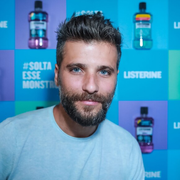 Bruno Gagliasso empolgou os fãs cantando durante evento no shopping Eldorado, em São Paulo