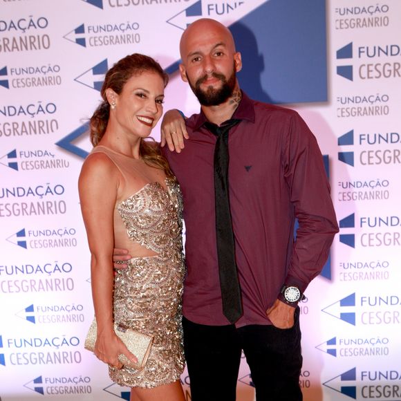 Maíra Charken espera um filho de Renato Antunes, seu professor nos bastidores do quadro 'Saltibum'