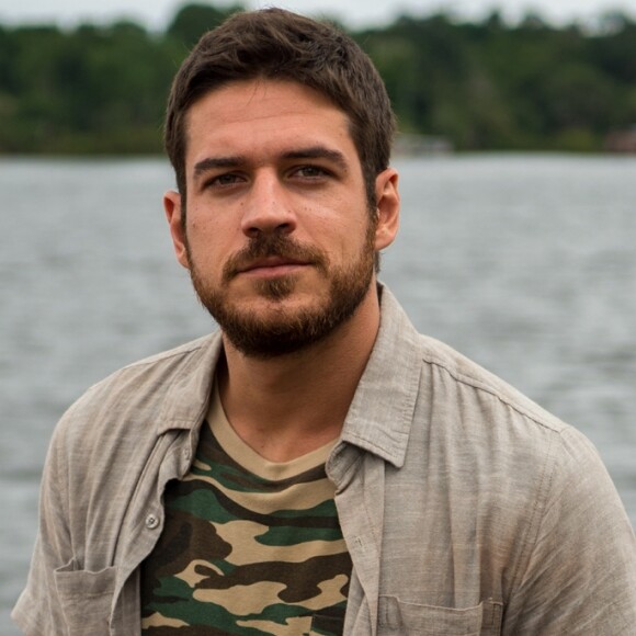 Zeca (Marco Pigossi) passa noite na cadeia e entrega seu caminhão como indenização depois de acertar tiro de espingarda em um barqueiro, ainda que sem intenção, na novela 'A Força do Querer'