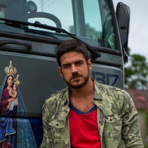 Zeca (Marco Pigossi) passa a noite na cadeia e depois fica arrasado por ter que entregar seu caminhão como indenização à vítima, na novela 'A Força do Querer'