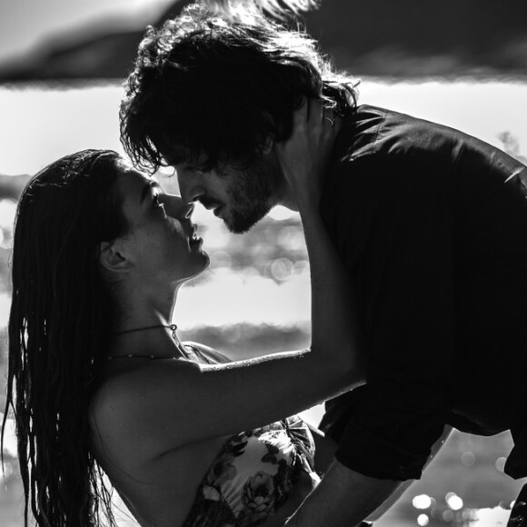 Ritinha (Isis Valverde) deixa a própria festa de casamento para ir encontrar Ruy (Fiuk) no rio, em cena da novela 'A Força do Querer'