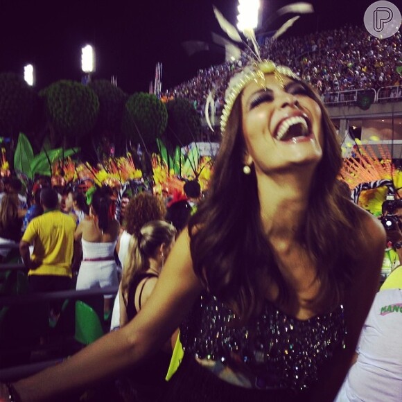 'Alegria, alegria, cheguei!', declarou Juliana Paes ao chegar ao camarote Folia Tropical, em uma foto postada no seu Instagram na noite deste domingo, 2 de março de 2014