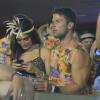 Juliana Paes não conseguiu desgrudar do celular enquanto dividia as atenções entre os desfiles das escolas de samba e o maridão
