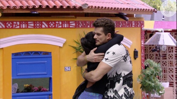 Emilly ganha abraço de Marcos ao vencer Prova do Líder do 'Big Brother Brasil' na manhã deste sábado (8)