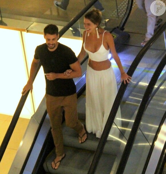 Cauã Reymond e a namorada, Mariana Goldfarb, se divertiram durante passeio em shopping
