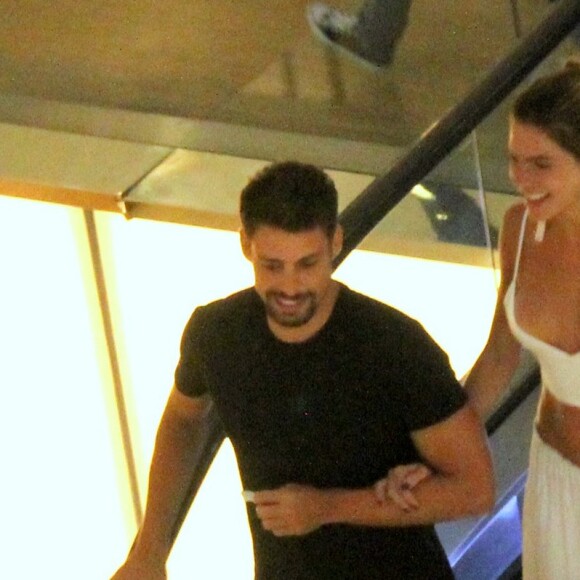 Cauã Reymond e a namorada, Mariana Goldfarb, se divertiram durante passeio em shopping